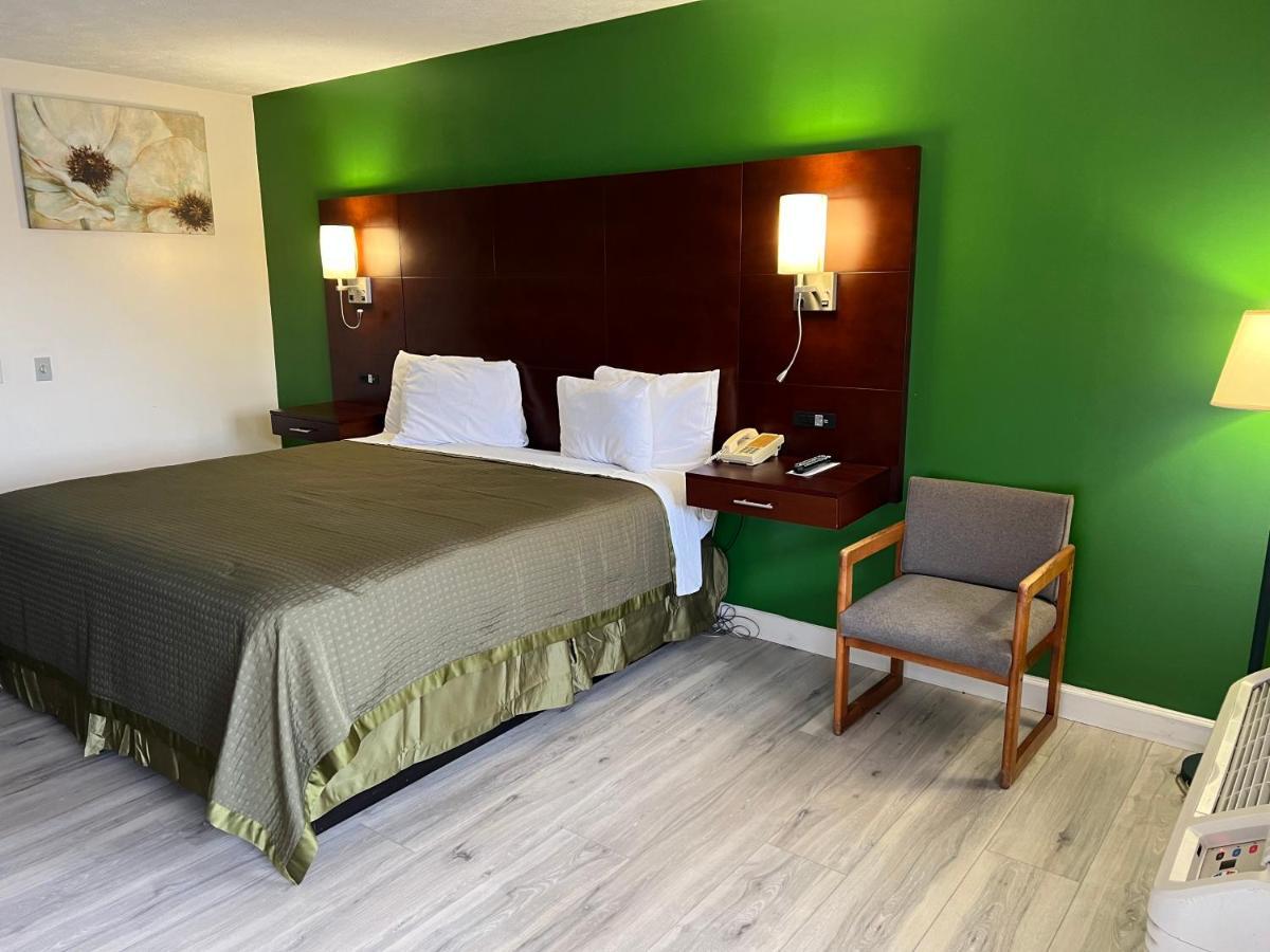 Surry Inn - Dobson Экстерьер фото