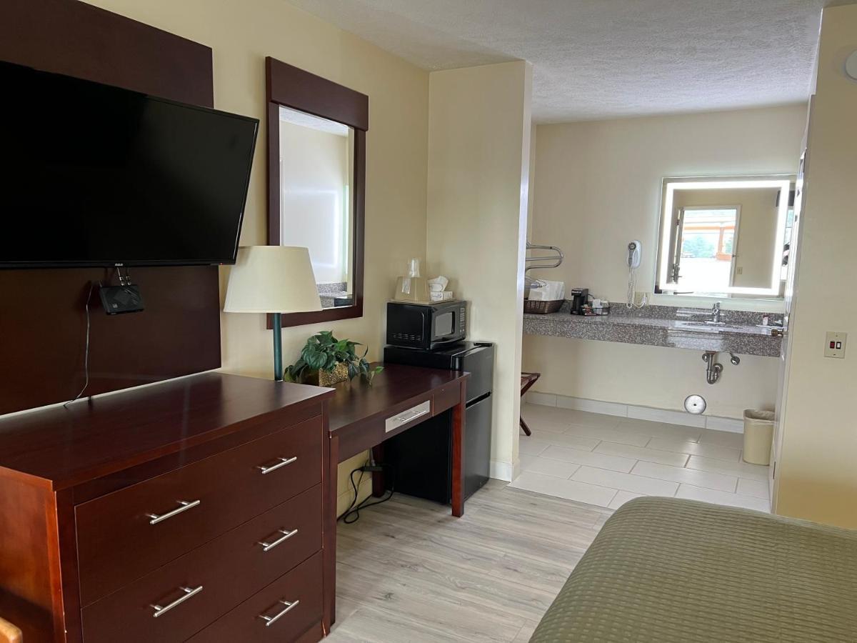 Surry Inn - Dobson Экстерьер фото