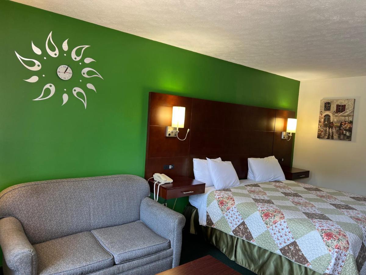 Surry Inn - Dobson Экстерьер фото