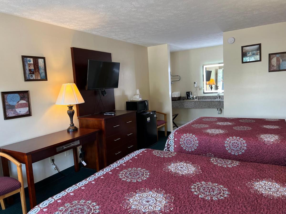 Surry Inn - Dobson Экстерьер фото